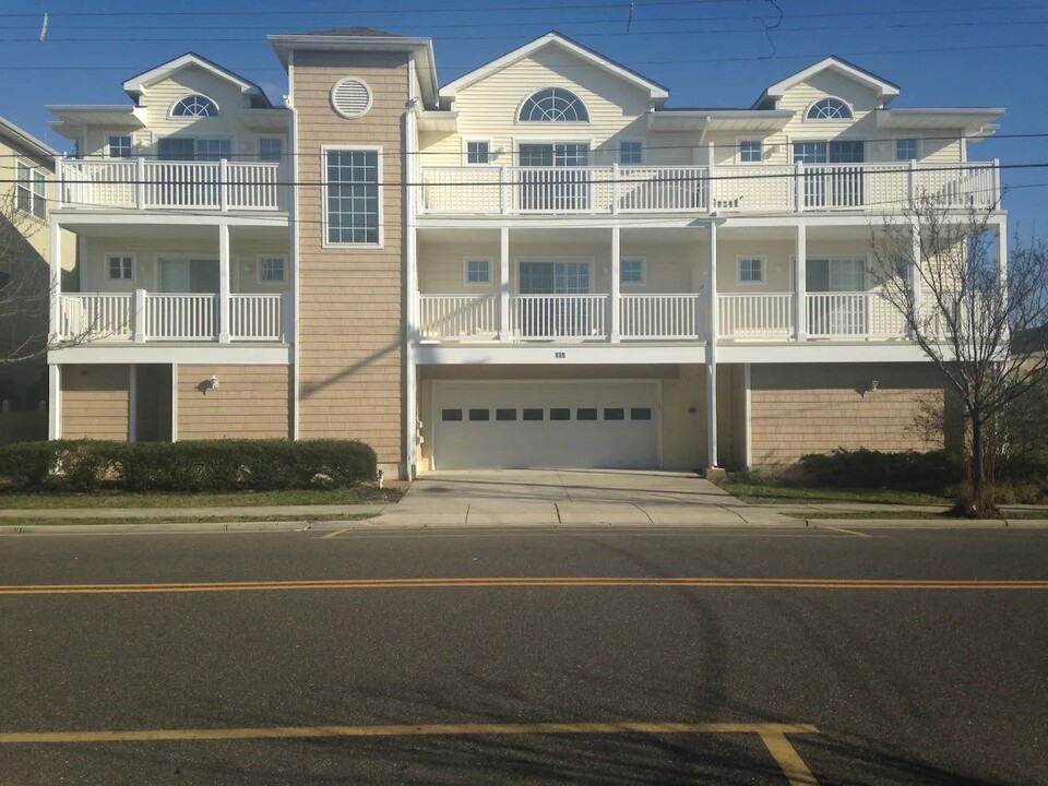 135 E Spencer Ave in Wildwood, NJ - Foto de edificio