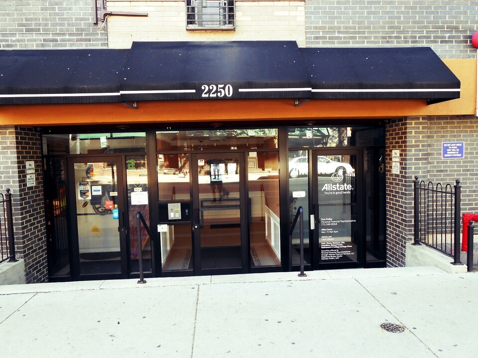 2250 N Lincoln Ave in Chicago, IL - Foto de edificio