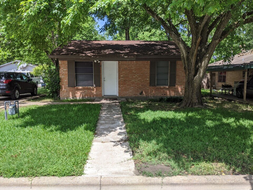 PRE-LEASING MAY 2026! ADORABLE 2/1 HOUSE I in Bryan, TX - Building Photo
