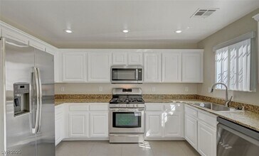 5733 Rose Tiara Dr in Las Vegas, NV - Building Photo - Building Photo