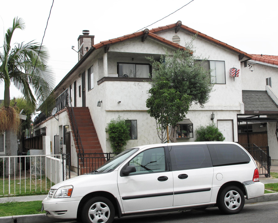 13119 Roselle Ave in Hawthorne, CA - Building Photo