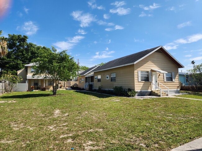 631 Ave H Ave NW, Unit 2 in Winter Haven, FL - Foto de edificio - Building Photo