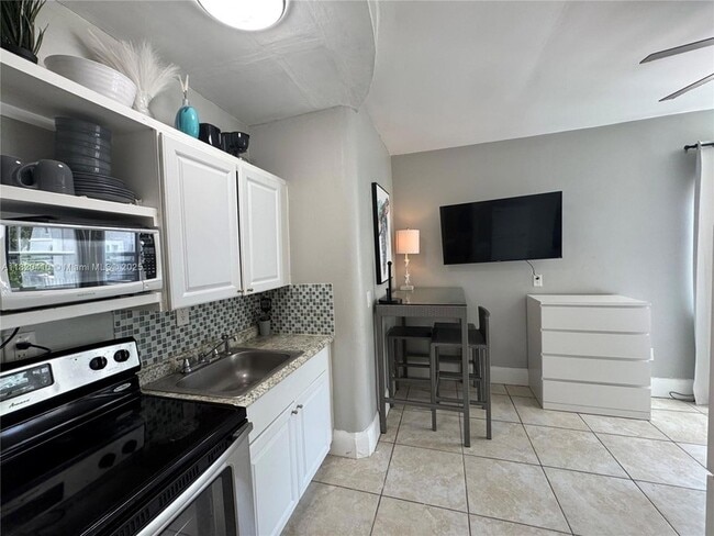726 8th St, Unit 1 in Miami Beach, FL - Building Photo - Building Photo