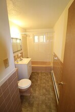 340 Park Ave, Unit B in East Hartford, CT - Building Photo - Building Photo