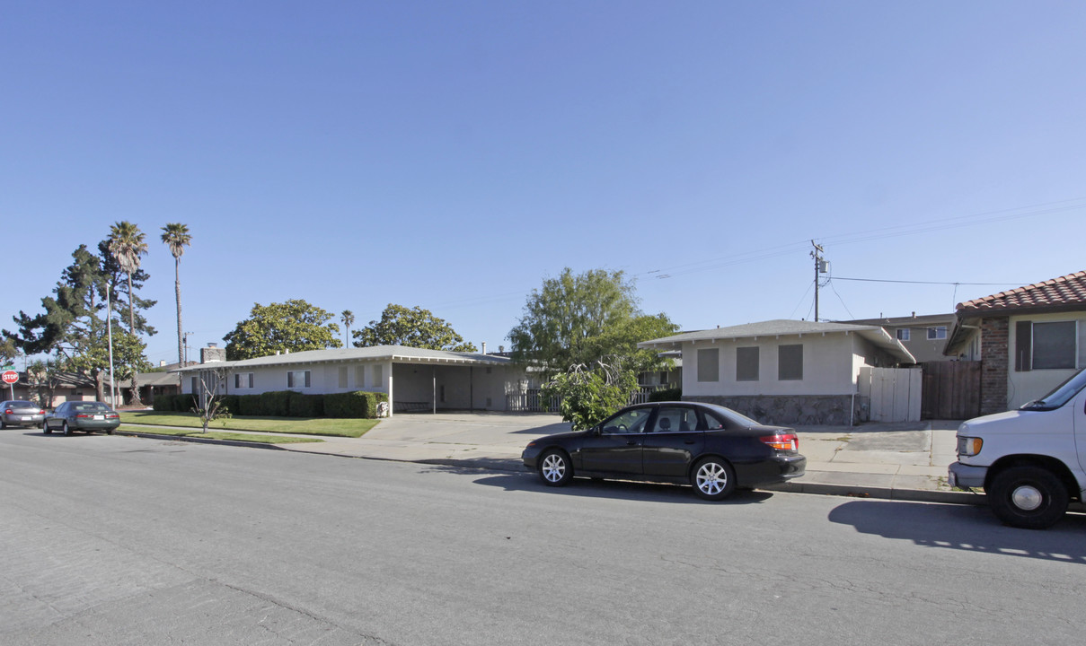 1011 W Alisal St in Salinas, CA - Building Photo