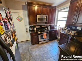 229 Freeman St, Unit 3 in Brookline, MA - Building Photo