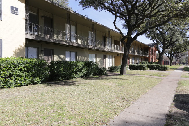 Chapel Creek Apartments in Dallas, TX - Building Photo - Building Photo