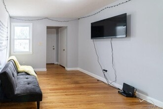 100 Waller Rd in Bridgeport, CT - Foto de edificio - Building Photo