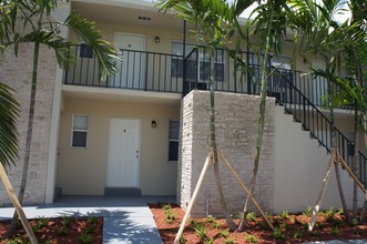 409 4th Ave N in Lake Worth, FL - Foto de edificio - Building Photo