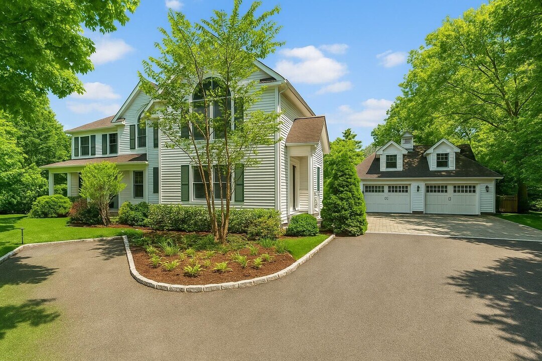 15 Carter Rd in Hampton Bays, NY - Building Photo
