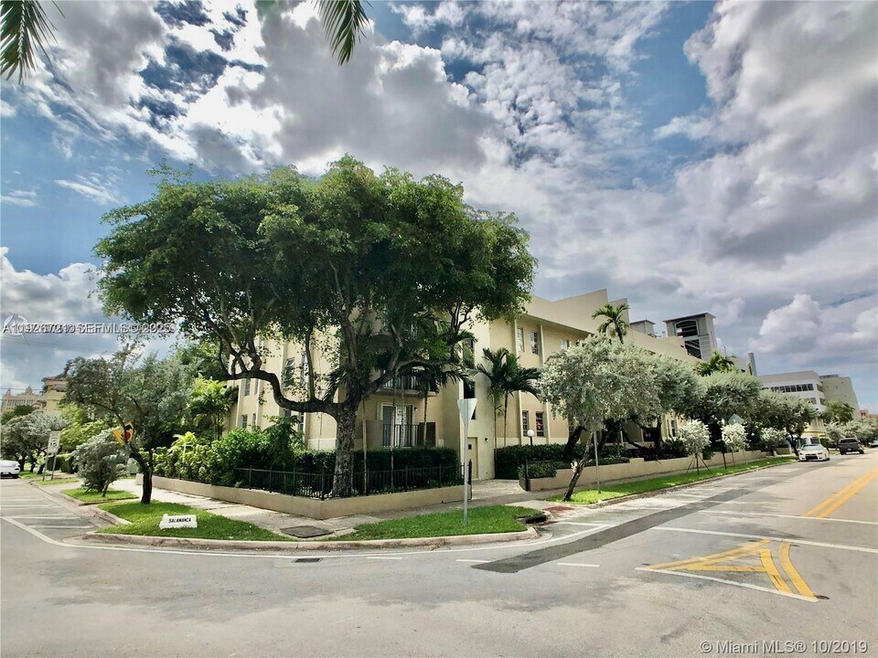 110 Salamanca Ave in Coral Gables, FL - Building Photo