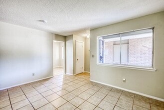 4555 Sun Valley Dr in El Paso, TX - Foto de edificio - Building Photo