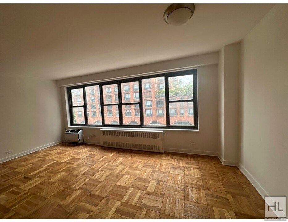 Fourth Avenue in New York, NY - Building Photo