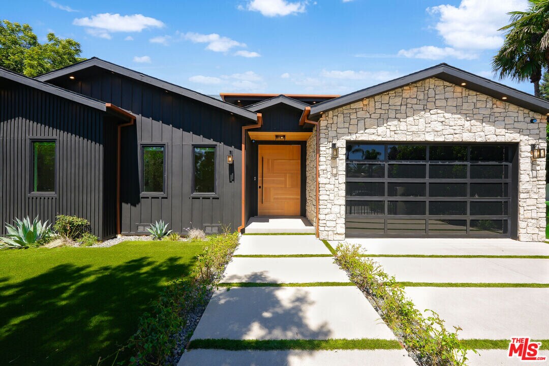 13463 Chandler Blvd in Los Angeles, CA - Building Photo