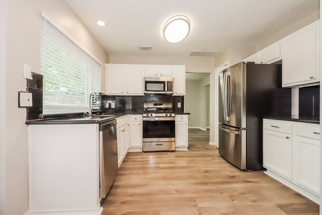 property at 2806 Sunshine Cir