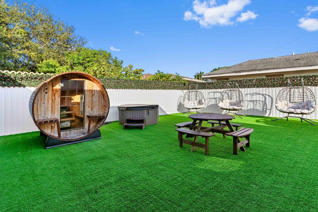 2128 Dock St in West Palm Beach, FL - Building Photo