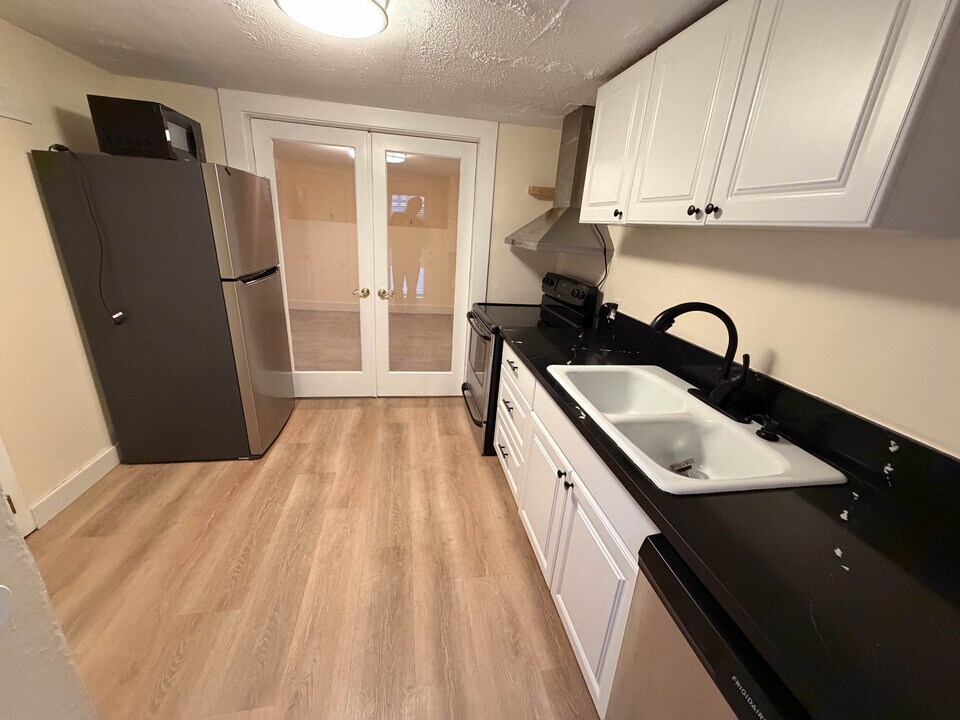 7657 SE Market St, Unit Basement in Portland, OR - Building Photo