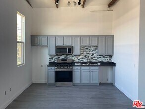 726 S Santa Fe Ave in Los Angeles, CA - Building Photo - Building Photo