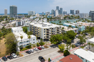 Nautico Bay Club in Miami Beach, FL - Foto de edificio - Building Photo