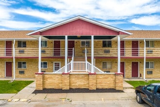 Caspian Village Apartments in West Burlington, IA - Foto de edificio - Building Photo