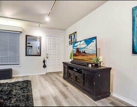 505 W 7th St, Unit 214 in Austin, TX - Building Photo - Building Photo