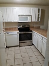 14527 NE 40th St, Unit G101 in Bellevue, WA - Building Photo - Building Photo