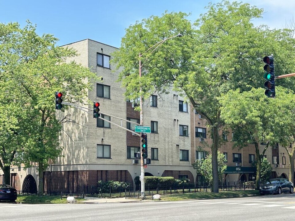 6954 N Sheridan Rd in Chicago, IL - Foto de edificio