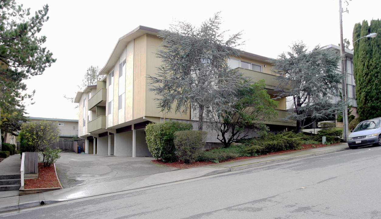 1315 Palos Verdes Dr in San Mateo, CA - Building Photo