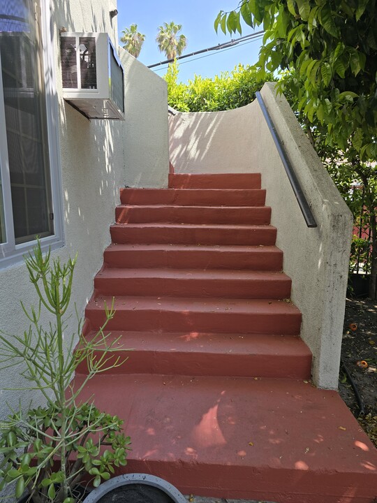 130 S Hoover St in Los Angeles, CA - Foto de edificio