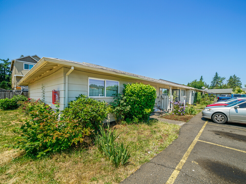 8001 SE Glencoe Rd in Milwaukie, OR - Building Photo