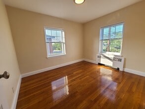 445 Newport Ave, Unit 2 in Quincy, MA - Foto de edificio - Building Photo