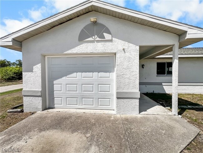 2704 Owen Ave S in Lehigh Acres, FL - Foto de edificio - Building Photo