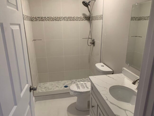 56 June St, Unit Unit 1 in Worcester, MA - Building Photo - Building Photo