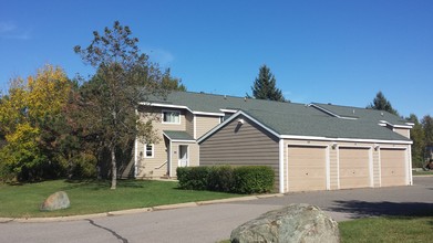 Pine Manor Townhouses in Ely, MN - Building Photo - Building Photo