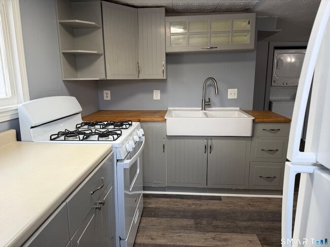 144 Wetmore Ave in Winchester, CT - Building Photo - Building Photo