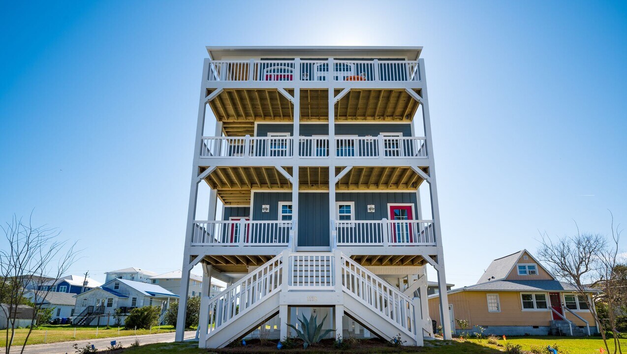 1118 Canal Dr in Carolina Beach, NC - Building Photo