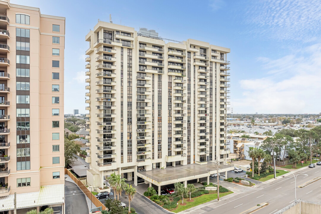 Lake Marina Tower Condominiums in New Orleans, LA - Building Photo