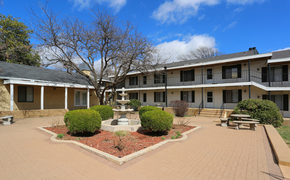 College Hill Flats in Wichita, KS - Building Photo