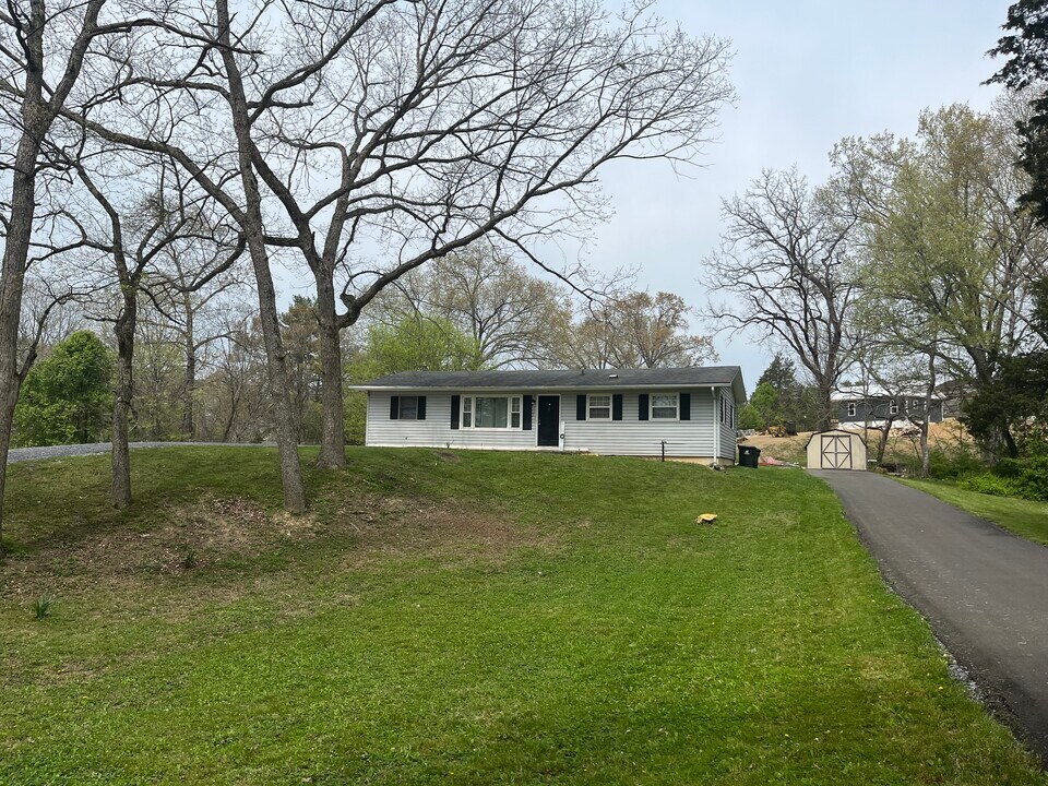 117 Blue Friday Rd in Gray, TN - Building Photo