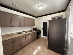 1354 NW 69th St in Miami, FL - Building Photo - Building Photo