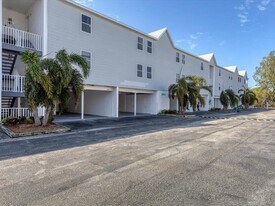 3607 E Bay Dr in Holmes Beach, FL - Building Photo