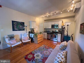 2430 Spruce St in Philadelphia, PA - Building Photo - Building Photo