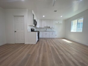 10339 California Ave in South Gate, CA - Foto de edificio - Building Photo