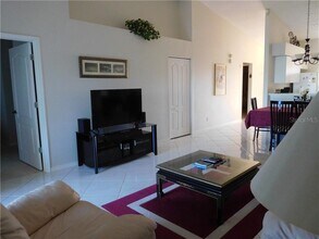 9480 High Gate Dr in Sarasota, FL - Building Photo - Building Photo