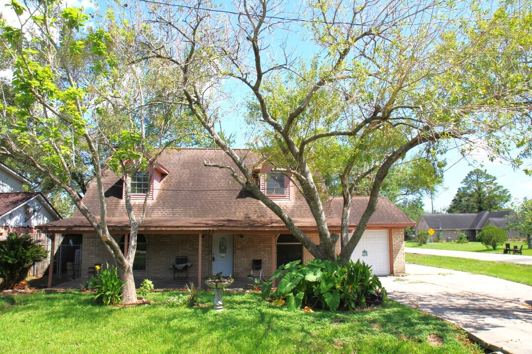 1131 Gifford Rd in Angleton, TX - Building Photo