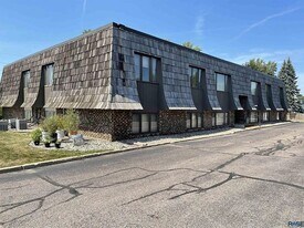 2400 S Cliff Ave in Sioux Falls, SD - Building Photo
