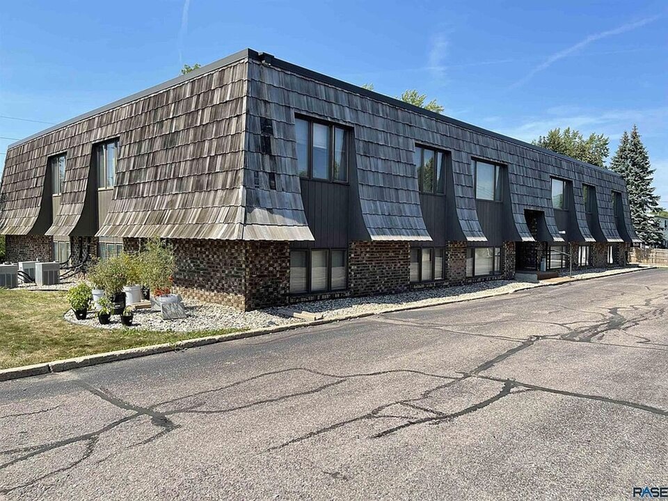 2400 S Cliff Ave in Sioux Falls, SD - Building Photo