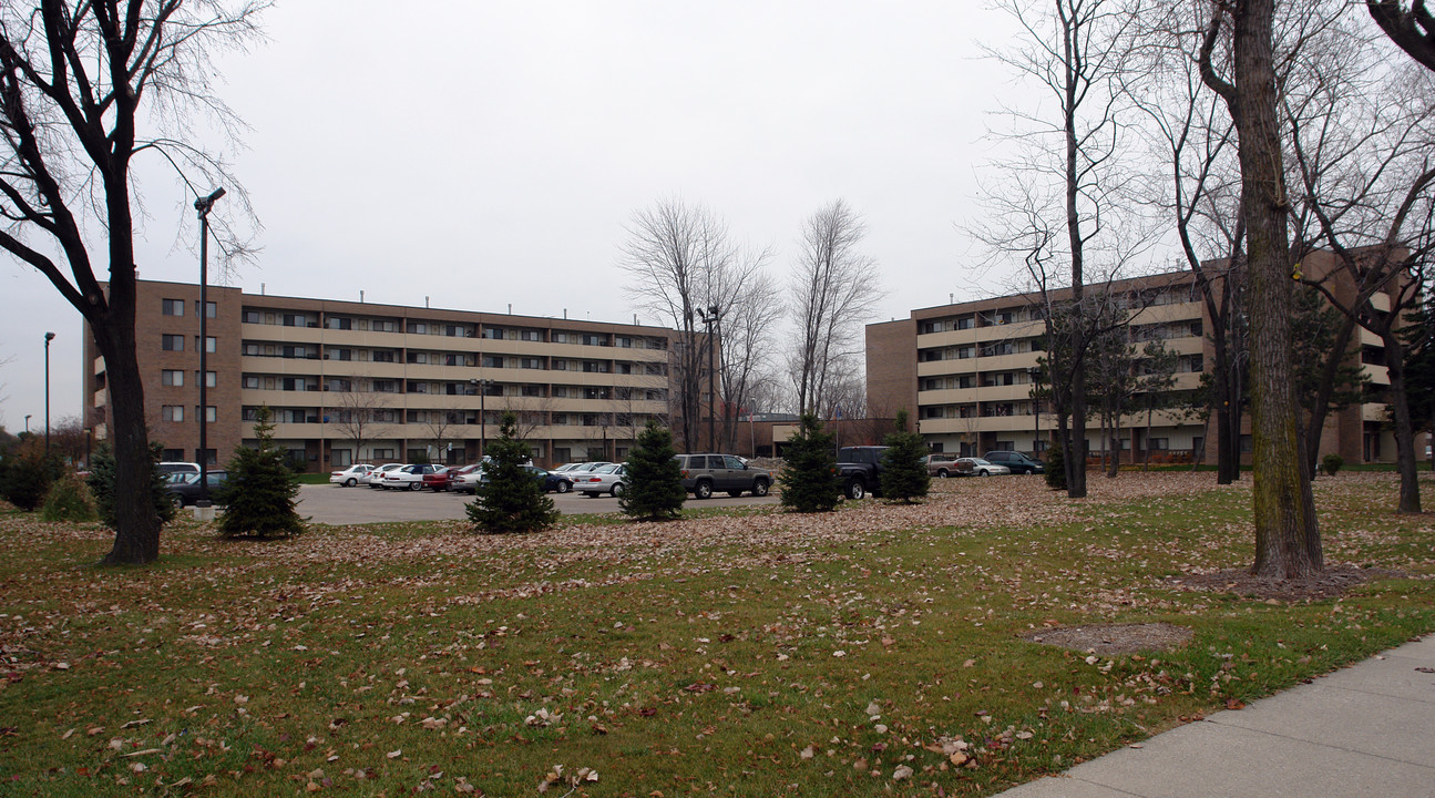 Fraser Woods in Fraser, MI - Building Photo