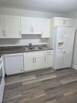 307 Lakeview Dr in Weston, FL - Building Photo