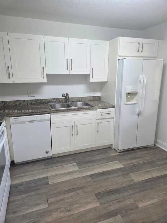 307 Lakeview Dr in Weston, FL - Building Photo
